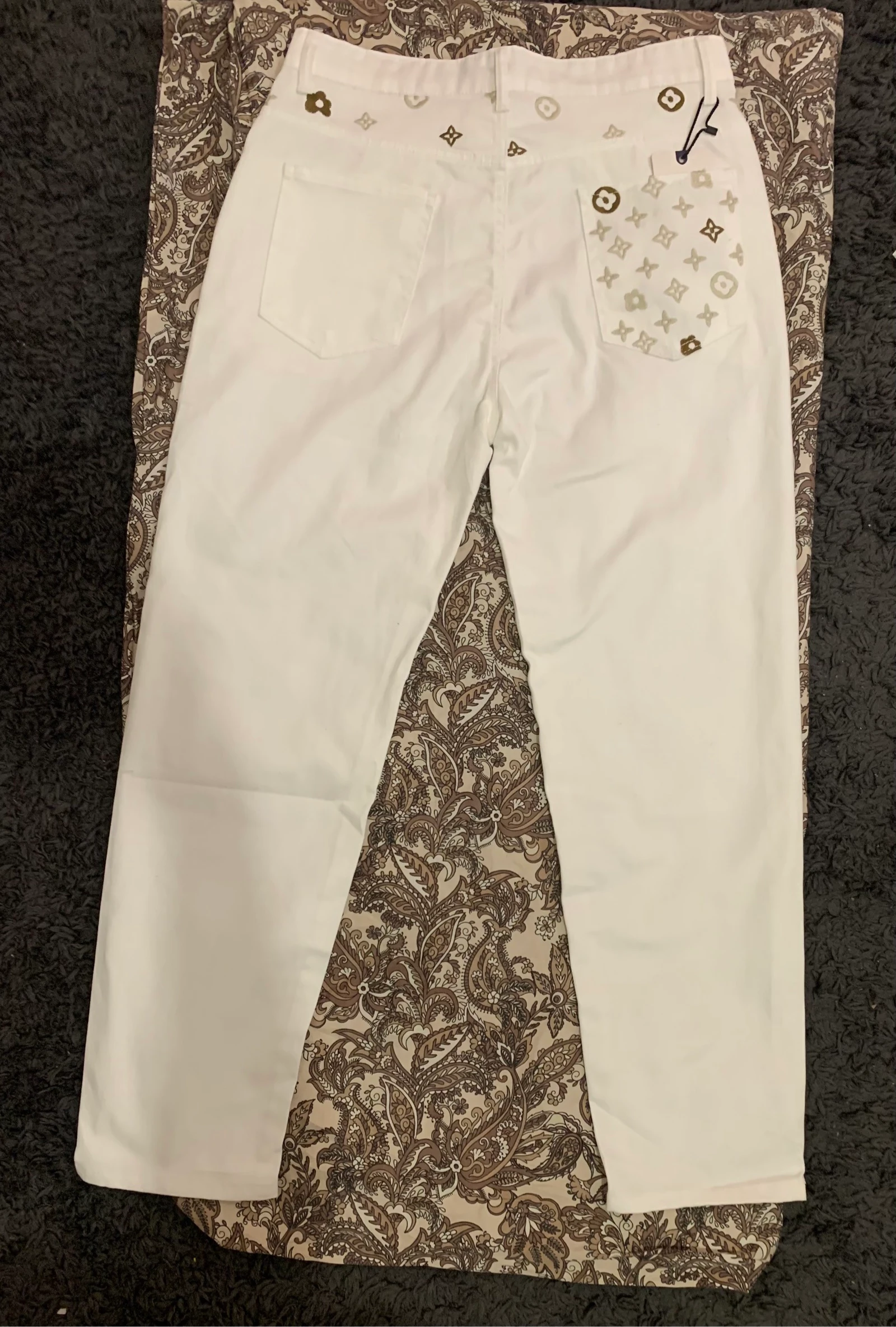 Calça branca masculina premium – Corte reto com detalhes monogramados, estilo luxo – photo 4
